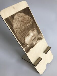 Mobile phone photo-stand lasered